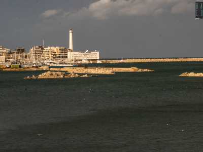 Il primo passaggio, in fase di completamento, prevede la chiusura dello specchio di mare con un braccio di cemento...